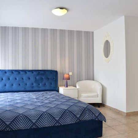 A Modern Bright Studio In The Center Of Kastoria Bagian luar foto