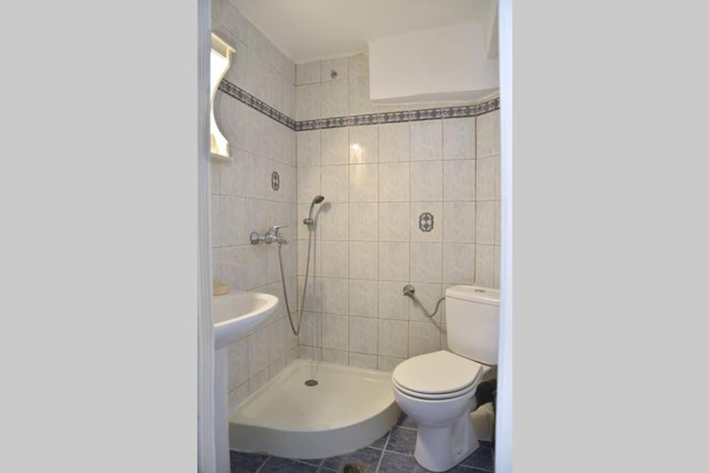 A Modern Bright Studio In The Center Of Kastoria Bagian luar foto
